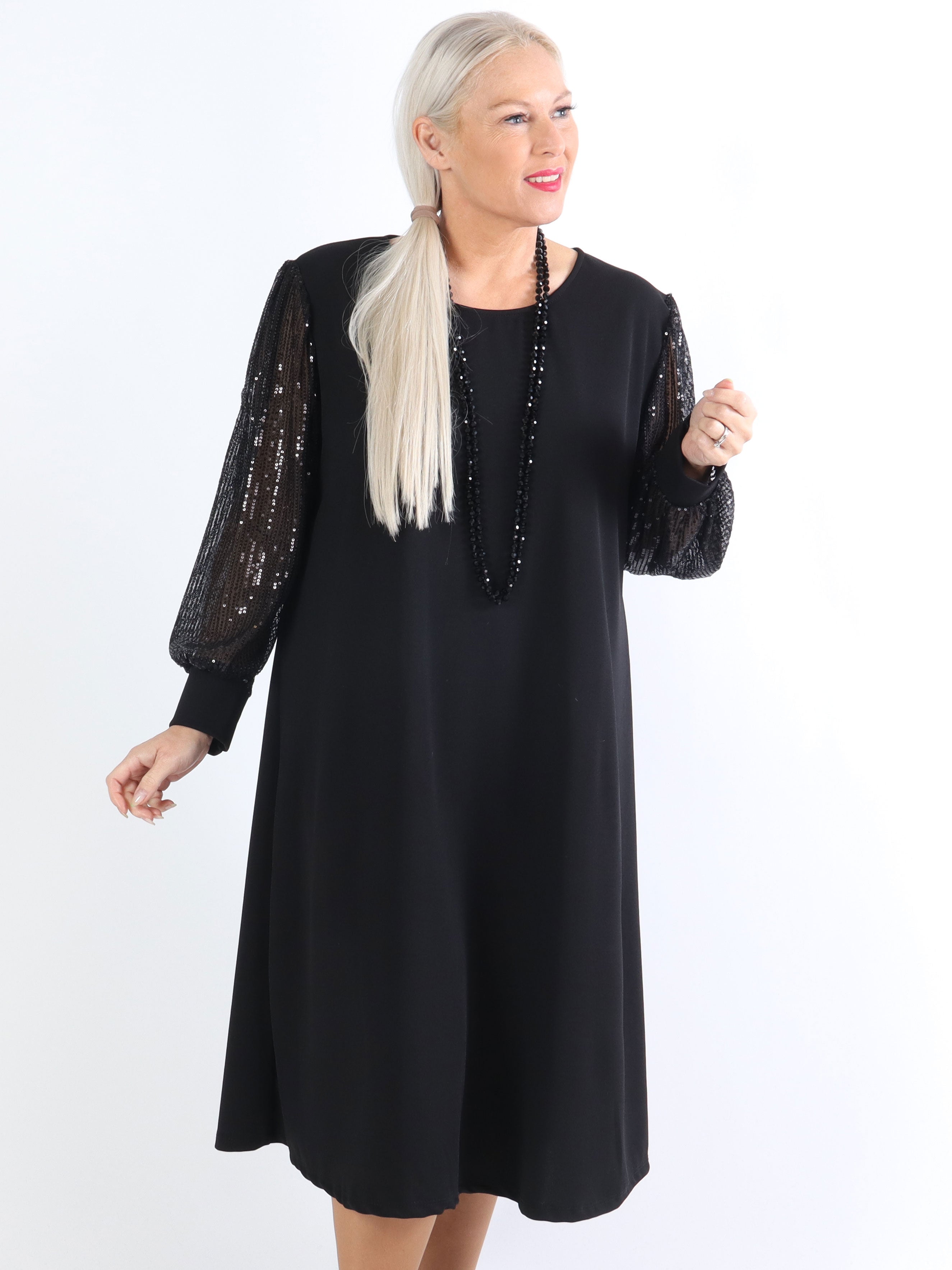 Djamila - Plus size klänning med paljettärmar